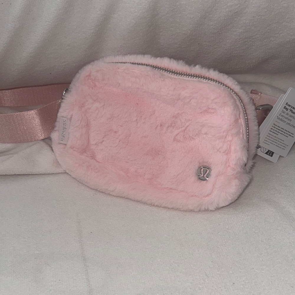 Lululemon Everywhere Belt Bag 1L
Plush Fleece *NWT - Picture 6 of 8